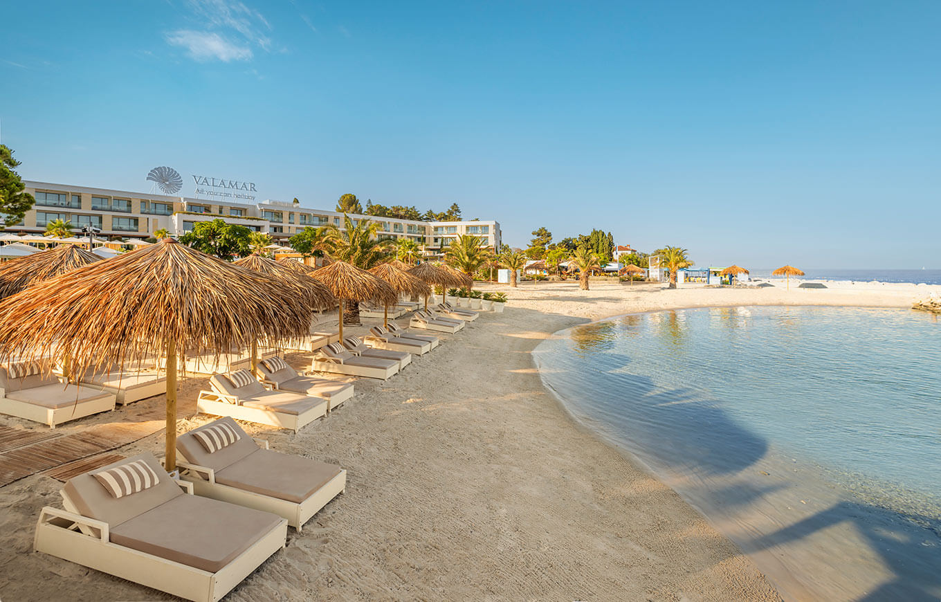 Valamar hotel uz plažu s ležaljkama i pogledom na more